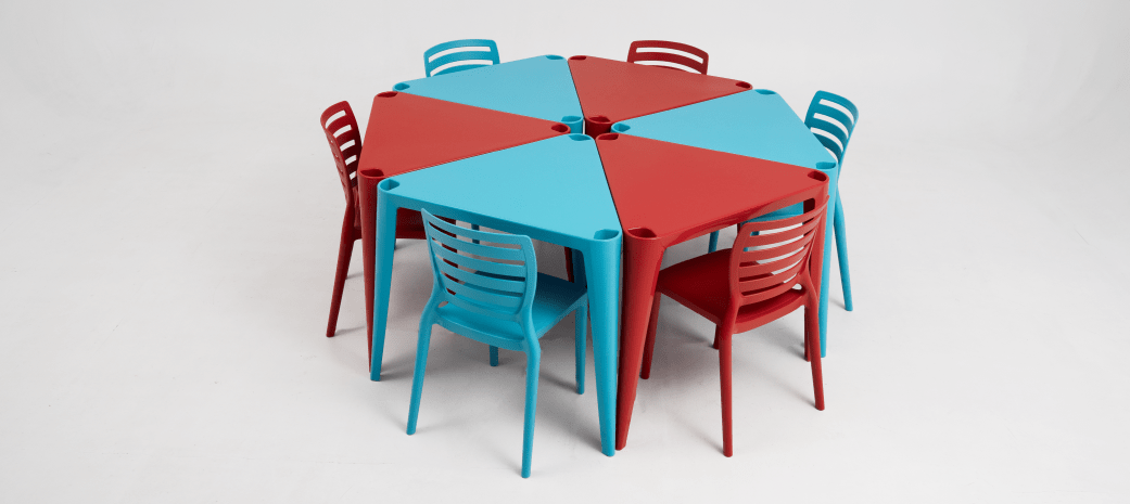mesa e cadeiras produzida com plástico reciclagem, nas cores azul e vermelho, comprovam como a economia circular funciona na prática