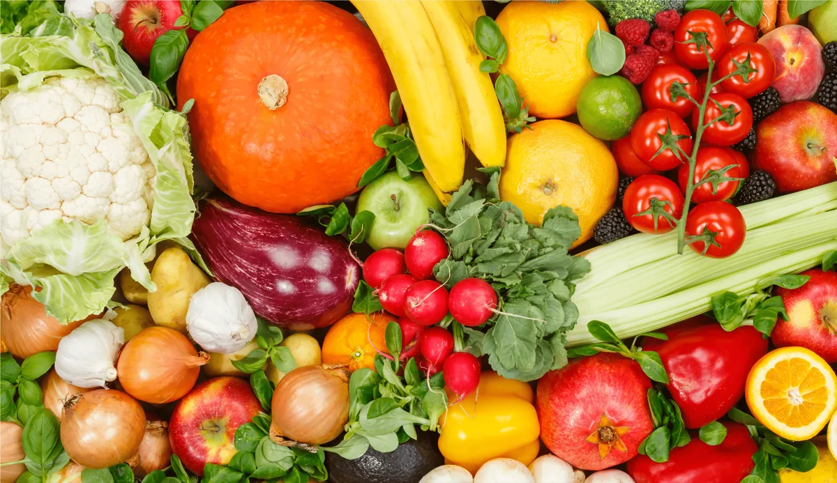 ariedade de frutas e vegetais frescos, simbolizando a abundância de alimentos que poderiam alimentar famílias no Brasil evitando o desperdício.
