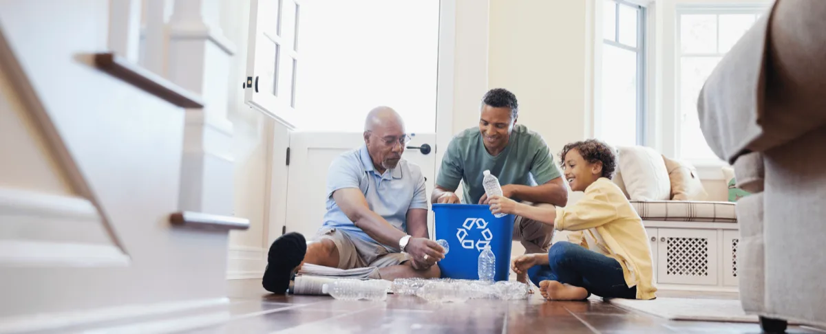 Família feliz participando de reciclagem doméstica juntos.