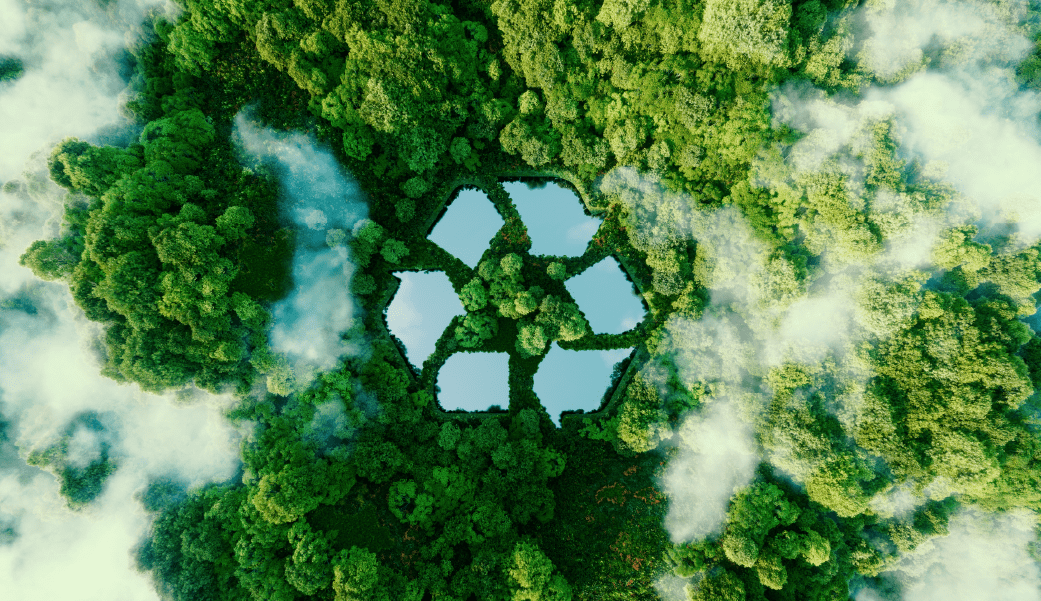 Floresta vista de cima formando um símbolo de reciclagem, representando a sustentabilidade ambiental.