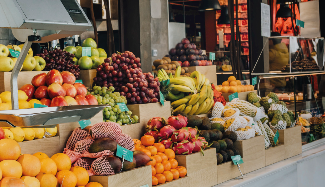 Variedade de alimentos orgânicos dispostas ordenadamente em um mercado promovendo alimentação saudável e sustentável.