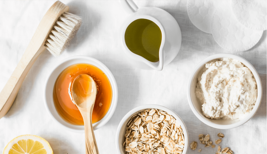 Ingredientes naturais como mel, aveia e limão preparados para receitas sustentáveis e ecológicas utilizando o reaproveitamento de cascas.