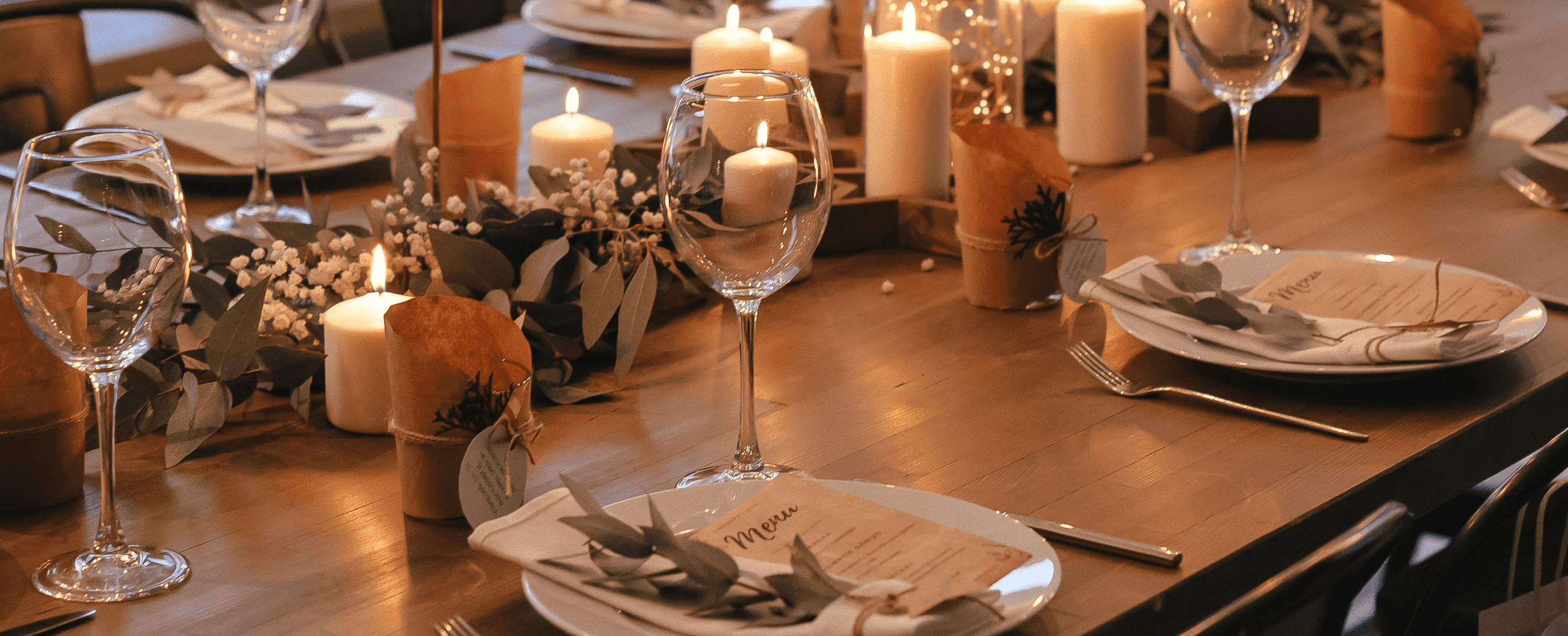 Mesa de jantar decorada Ano Novo com pegada de estilo de vida sustentável