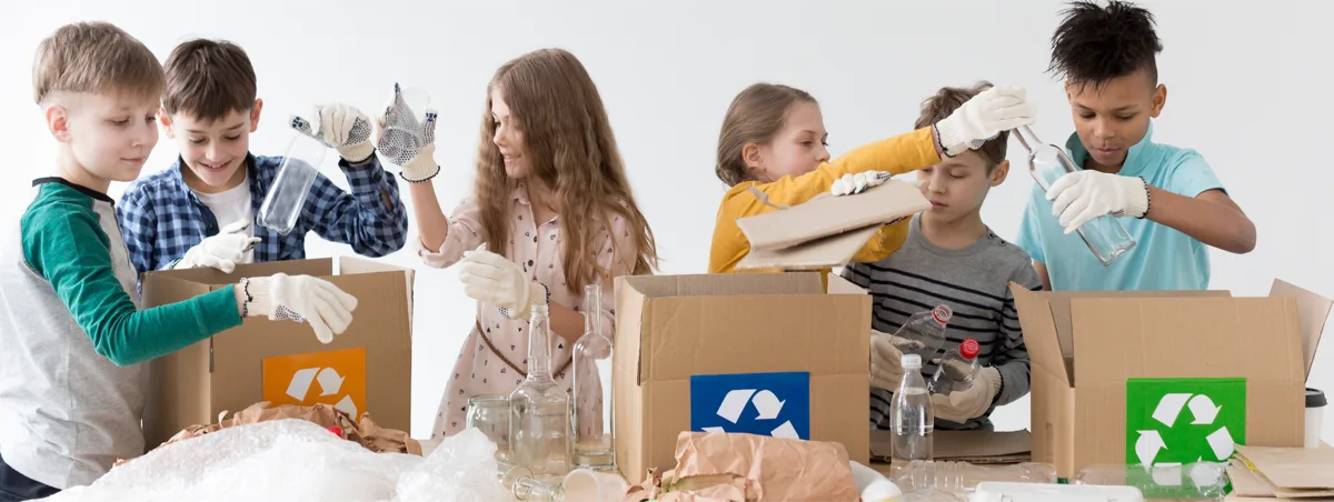 Crianças praticando a reciclagem